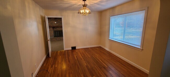 Building Photo - Lewisville Gem!