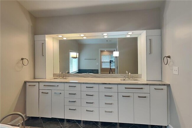 Building Photo - 5404 Oxford Chase Way