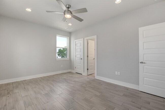 Building Photo - Gorgeous Edgewick Condo