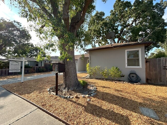 Building Photo - Charming Menlo Park Home in Picturesque Ne...