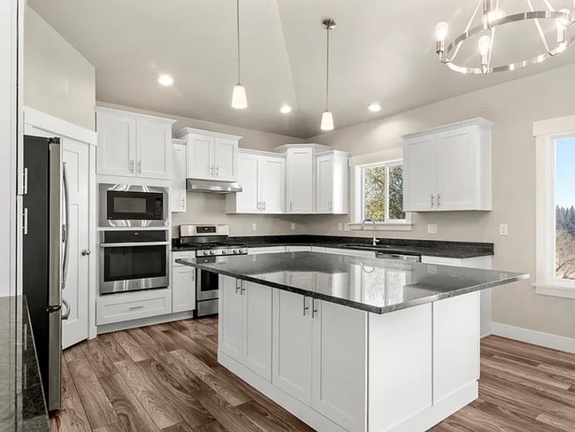 Building Photo - Spacious 5 Bed, 3 Bath Home with Mountain Views