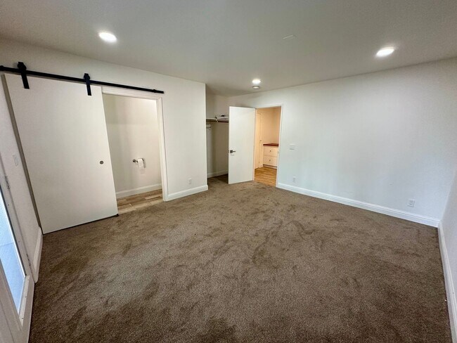 Building Photo - 125