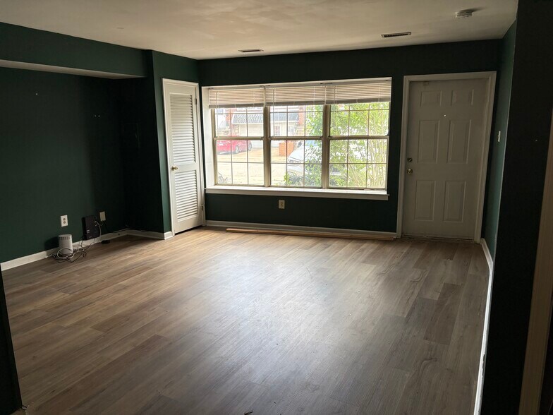 Bright living room - 203 Rock St