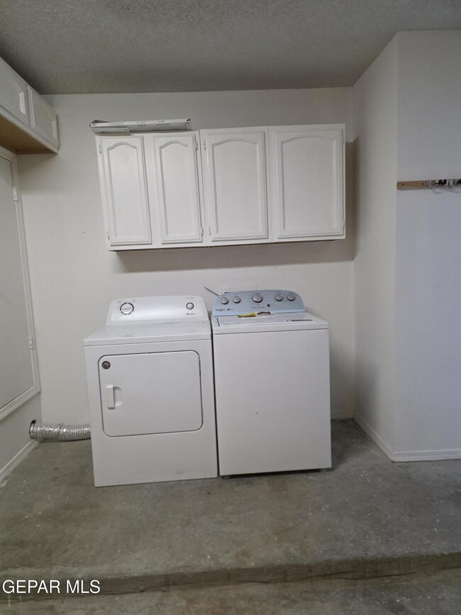 Building Photo - 12105 Royal Woods Dr