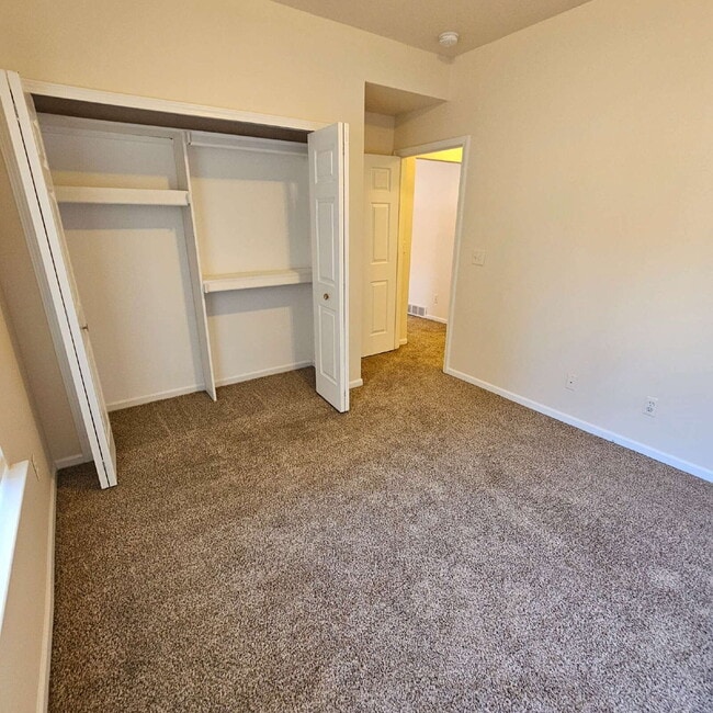 Building Photo - Spacious and Clean 2 Bedroom, 2 Full Bathr...