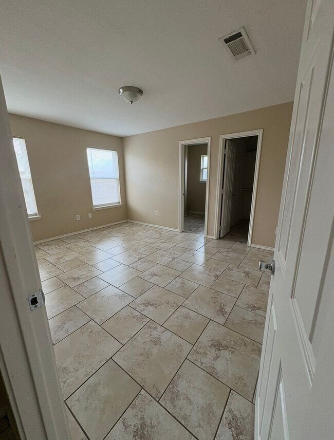 Building Photo - AVAILABLE NOW!!