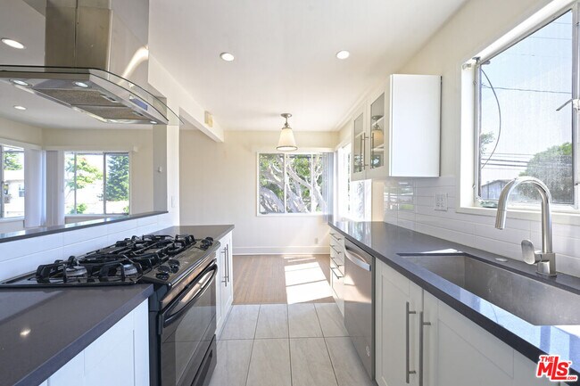 Building Photo - 3101 Arizona Ave