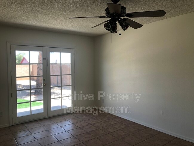 Building Photo - 4022 E Pecan Rd