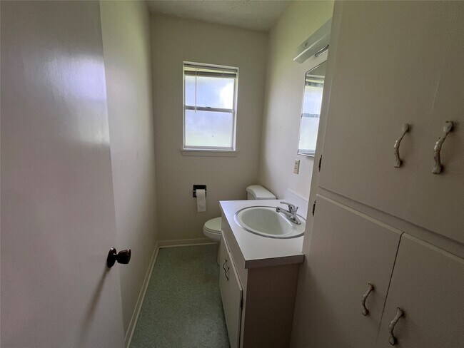 Building Photo - 626 N Resident St