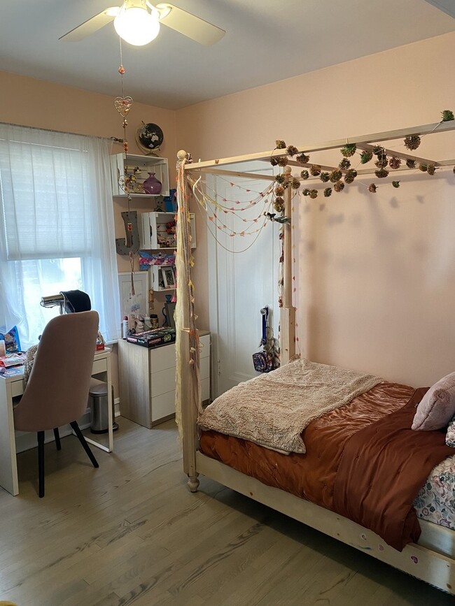 Building Photo - 5328 W Drummond Pl