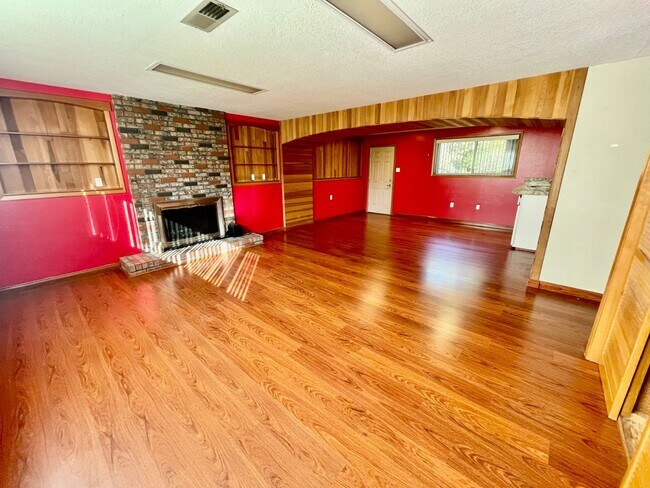 Building Photo - Sprawling 5bd/3bath Split-Level Home | Sto...