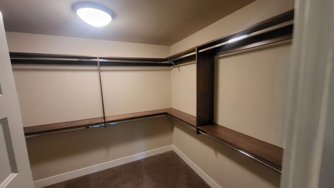 Building Photo - 3 Bed 2.5 bath plus bonus-Fenced-corner lo...