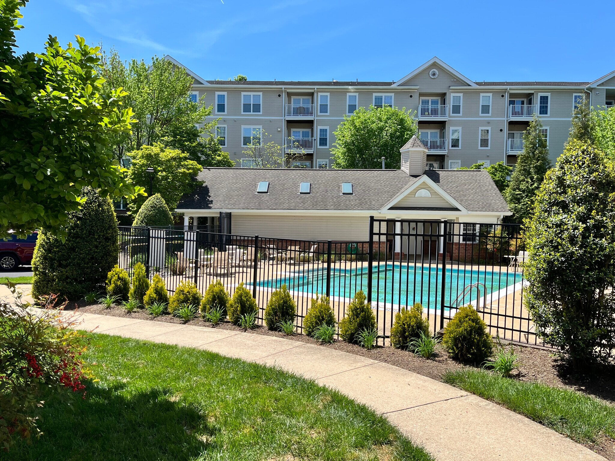 Building Photo - 7000 Falls Reach Dr