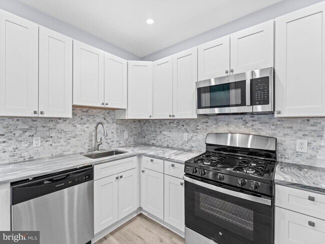 Building Photo - 1839 E Clementine St