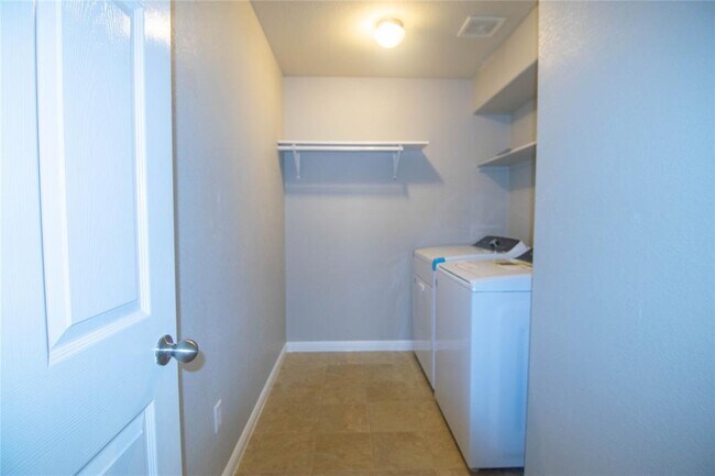 Building Photo - 504 Comal Run