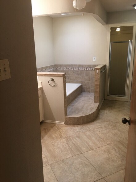 Master bathroom - 5207 90th St