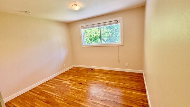 Building Photo - Spacious 4BR Bellevue Home with A/C, Office & Private Yard Near Microsoft