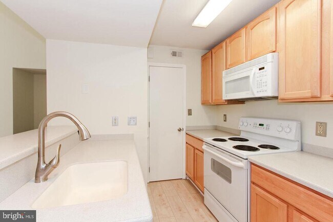 Building Photo - 3916 Penderview Dr