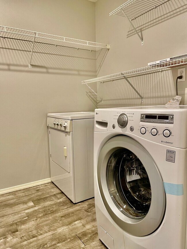 Building Photo - 2 Bed / 1 bath townhome at Summerhill Village in Issaquah $2,895/mo