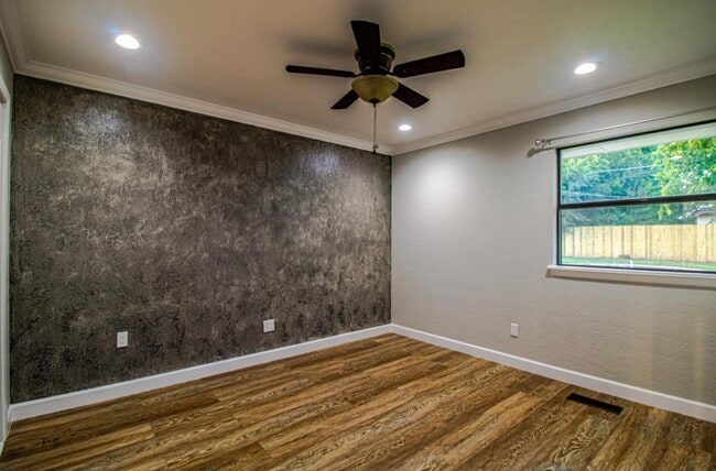 Building Photo - 3225 Elmwood Ave
