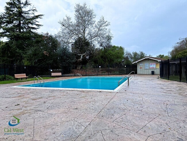 Building Photo - $2795 - 2 Bed/1 Bath Townhome in North San Jose-Near Lightrail