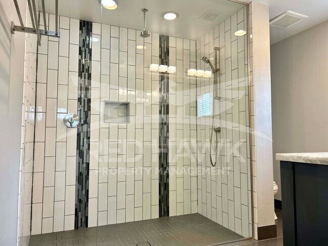 Building Photo - 909 W 17th Pl