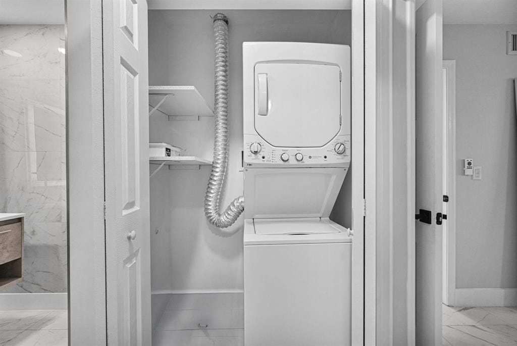 Building Photo - 6279 Bay Club Dr