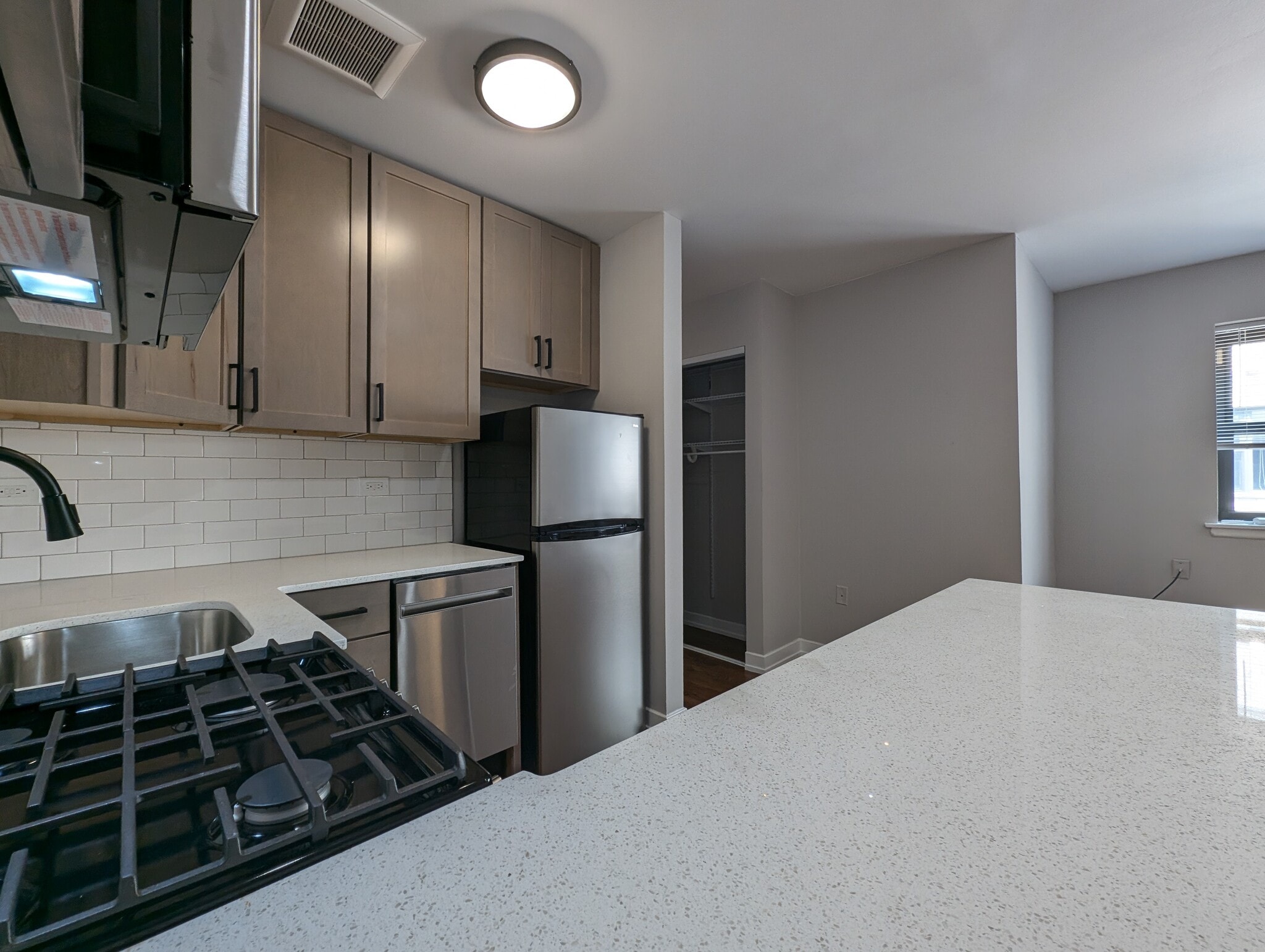 Building Photo - 524 W Oakdale Ave