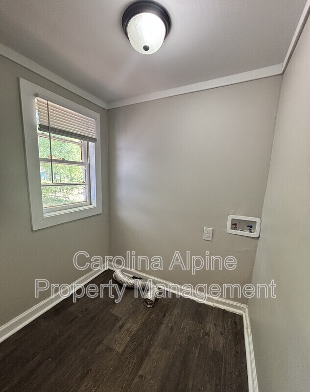 Building Photo - 604 W Elm St