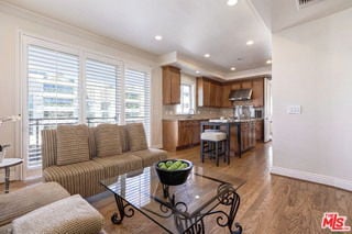 Building Photo - 132 S Maple Dr