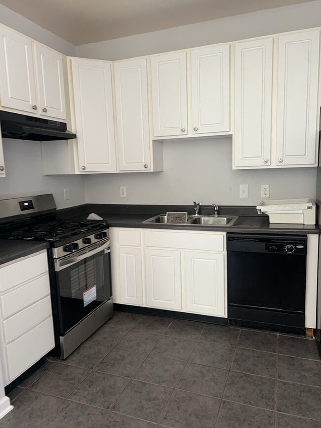 Building Photo - Ready for Now! Located in Raleigh. 3 Story...