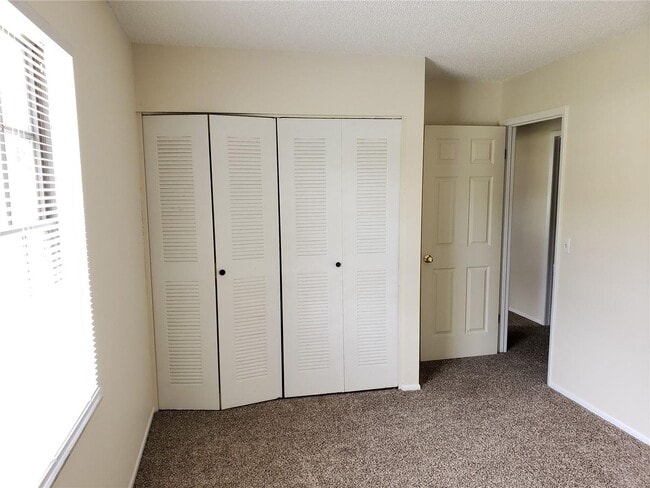 Building Photo - 2/2 Home in Silver Springs Shores Lake Joy...