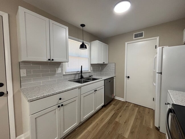 Building Photo - Stylishly Updated 3 Bedroom Home with Fresh Modern Finishes.