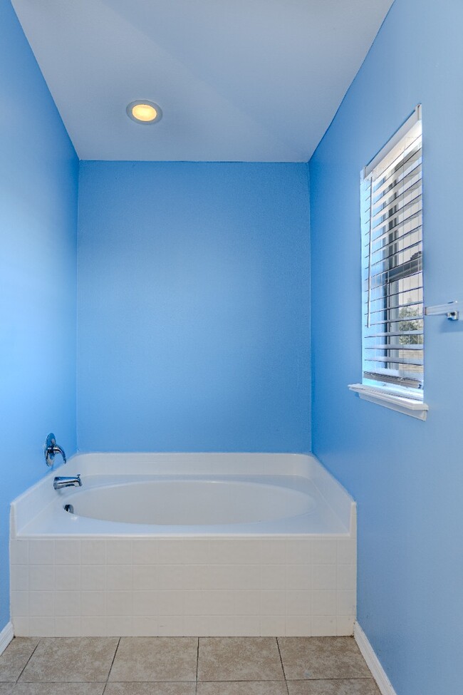 Building Photo - Spacious 4-Bed Groveland Home with Attached Garage, Central Air, and Private Patio