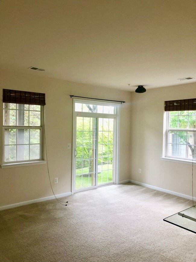 Building Photo - Gorgeous 3BR/2.5BA Townhome in Hyattsville