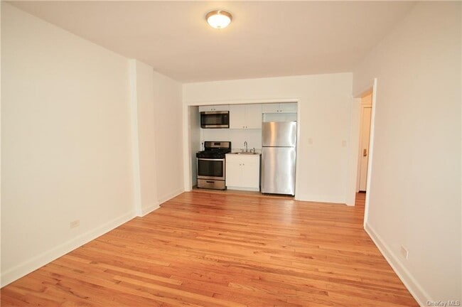 Building Photo - 633 Old Post Rd