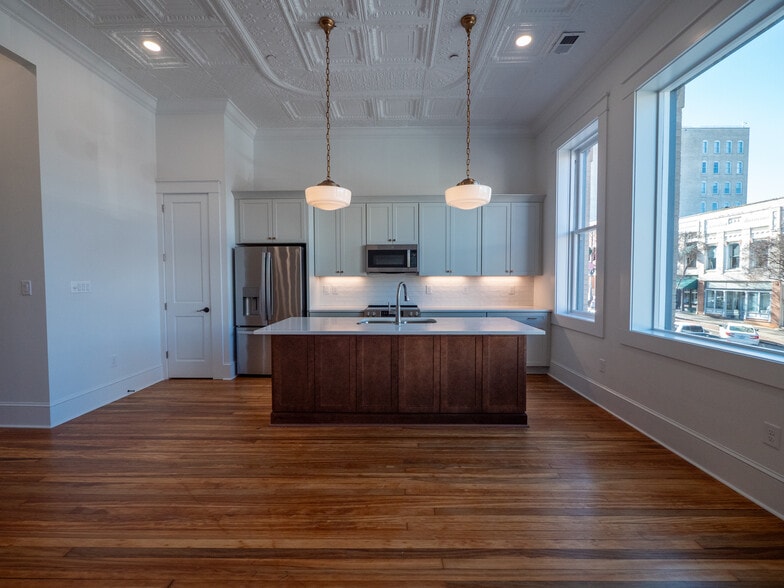 Building Photo - 121 N Main St