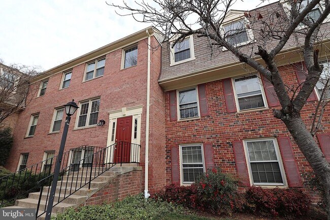 Building Photo - 6010 Westchester Park Dr