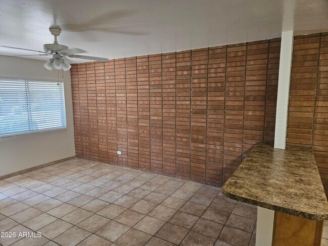 Building Photo - 703 W Rose Ln