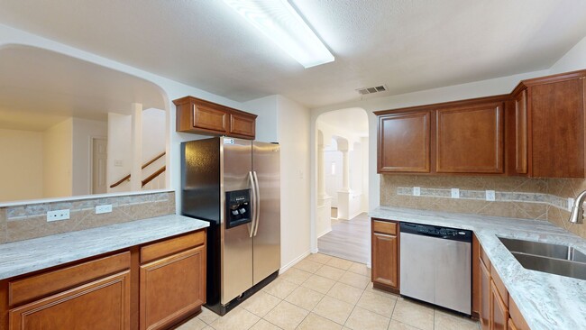 Building Photo - PRICE IMPROVEMENT IN WHITE ROCK $1,995!!!!