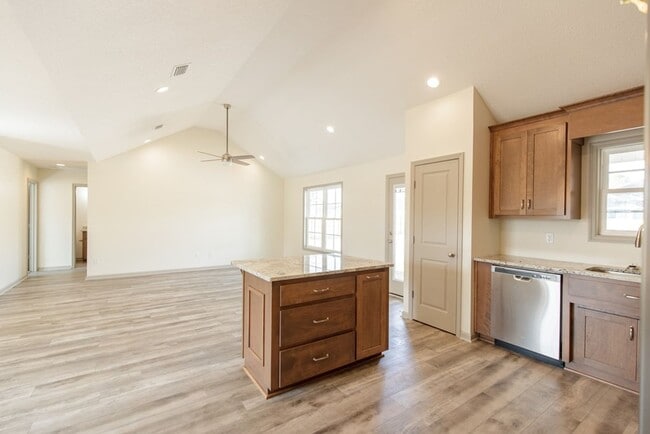 Building Photo - South Lowndes Charmer