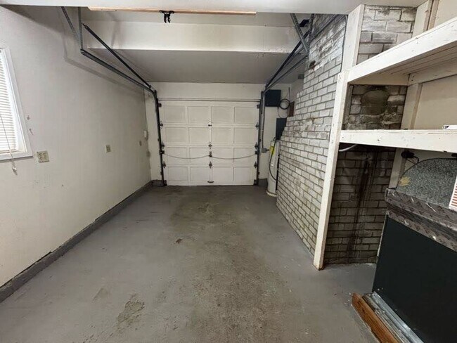Building Photo - Charming 3-Bedroom Rambler with Spacious Yard & Convenient Location