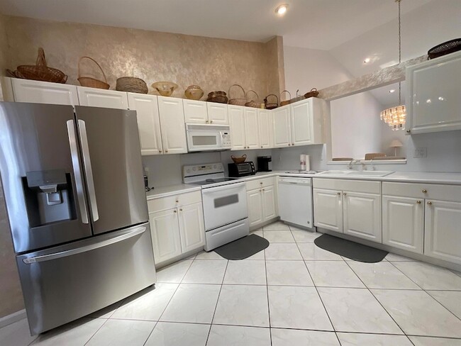 Building Photo - 5574 Royal Lake Cir