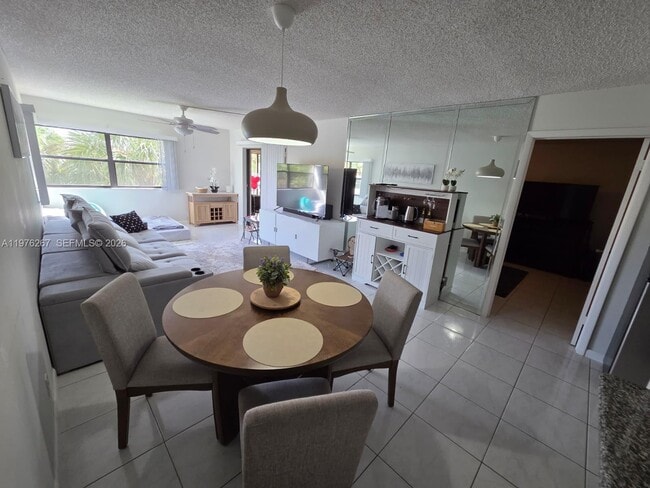 Building Photo - 220 Lakeview Dr