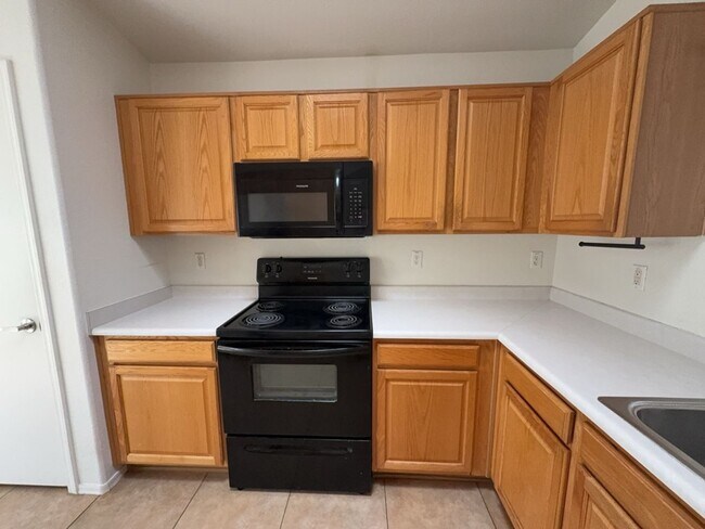Building Photo - 3bedrom 2 bath
