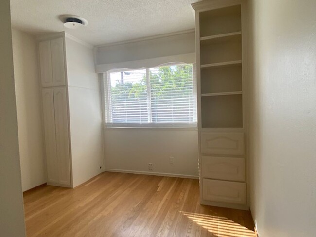 Building Photo - Cute home in old Roseville with newer HVAC