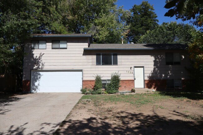 Primary Photo - Beautiful Split-Level 6BR Home with Attach...