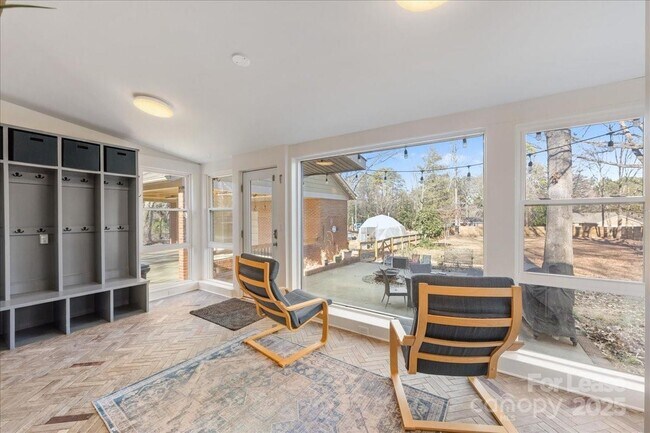 Building Photo - 5712 Oak Dr