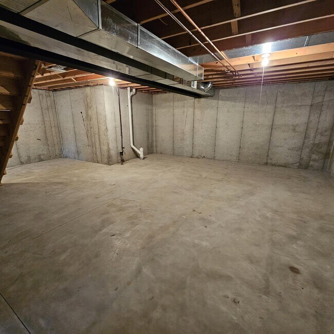 Building Photo - 3 Bedroom, 2.5 Bath Condo, Kitchen with St...