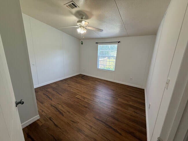 Building Photo - MOVE IN READY 4 Bed 2 Bath on 1 ACRE